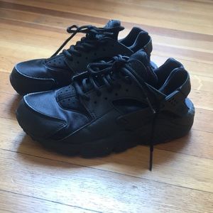 BLACK NIKE HUARACHES